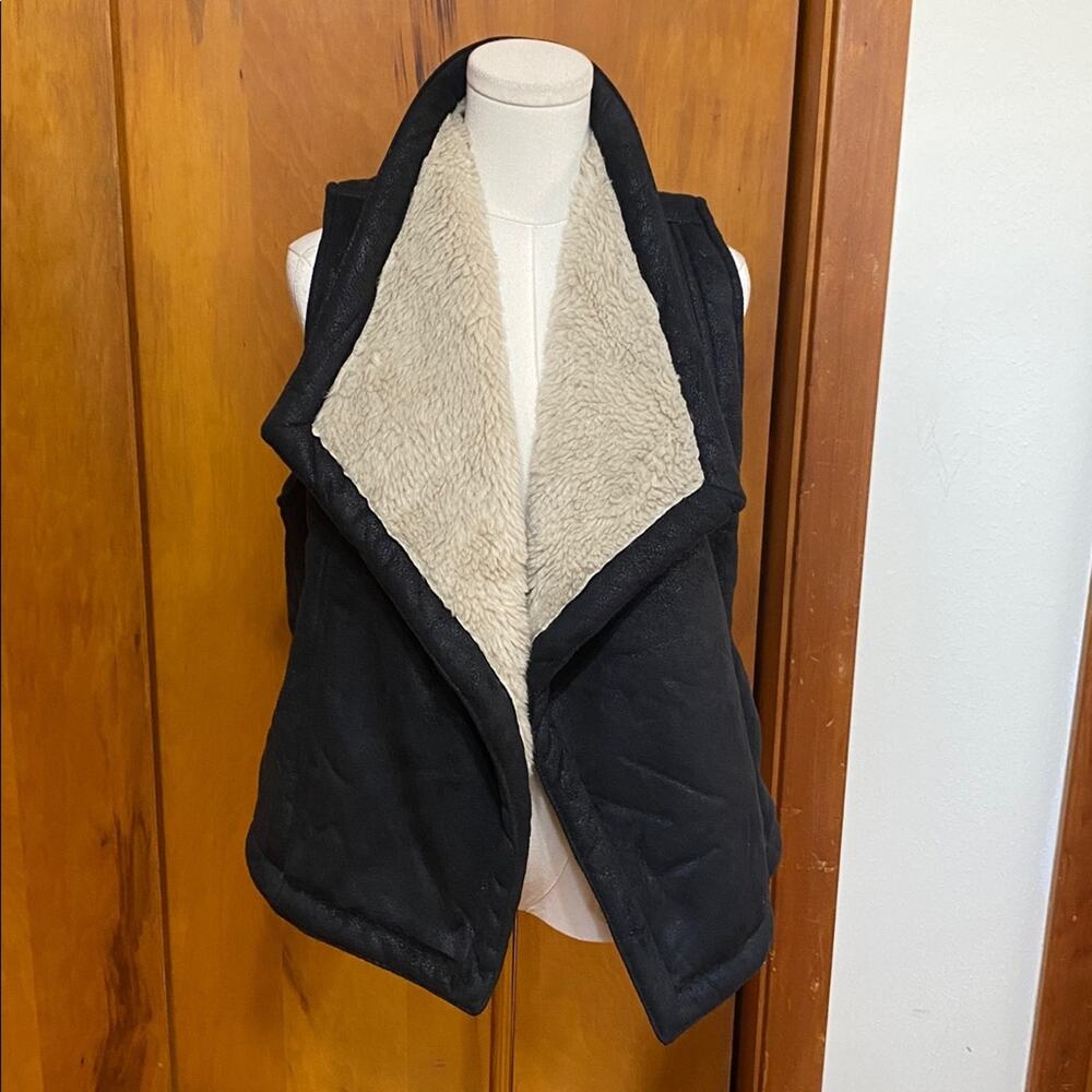 BB Dakota Black Faux Suede Cream Shearling Vest Fall Winter Layers Boho Western